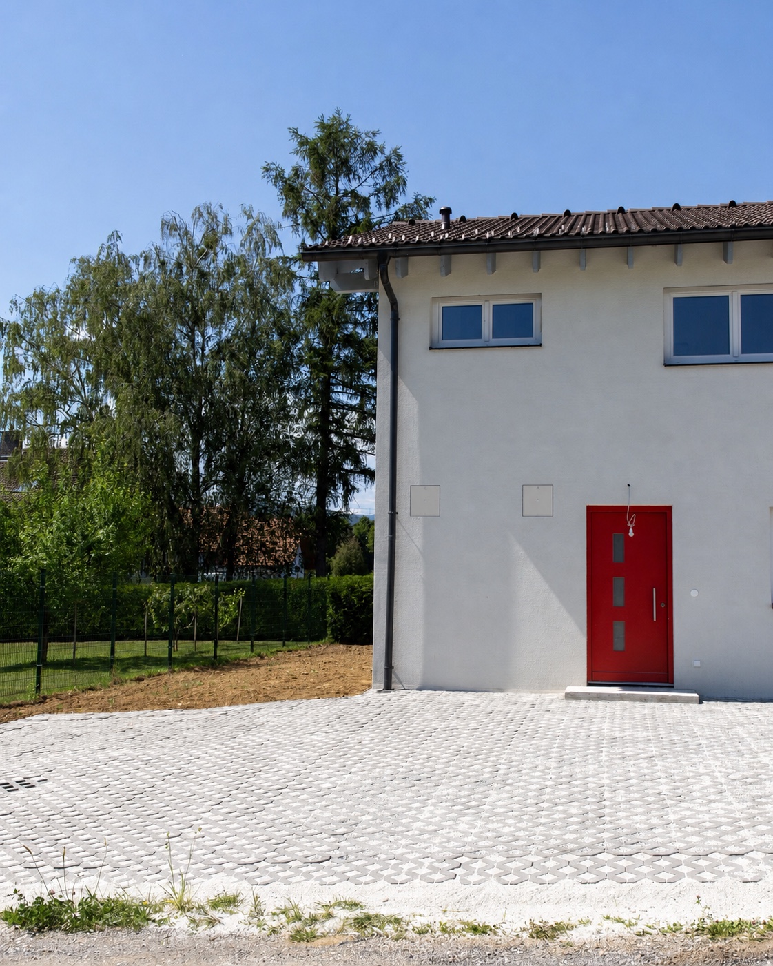 Fassadenvisualisierung Haus 334 mit rotem Eingang – Darstellung nach Fertigstellung