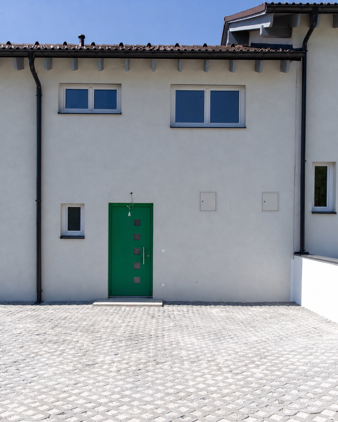Fassadenvisualisierung Haus 335 mit grünem Eingang – Darstellung nach Fertigstellung